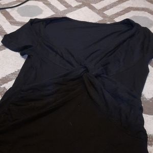 Black t-shirt casual nice.